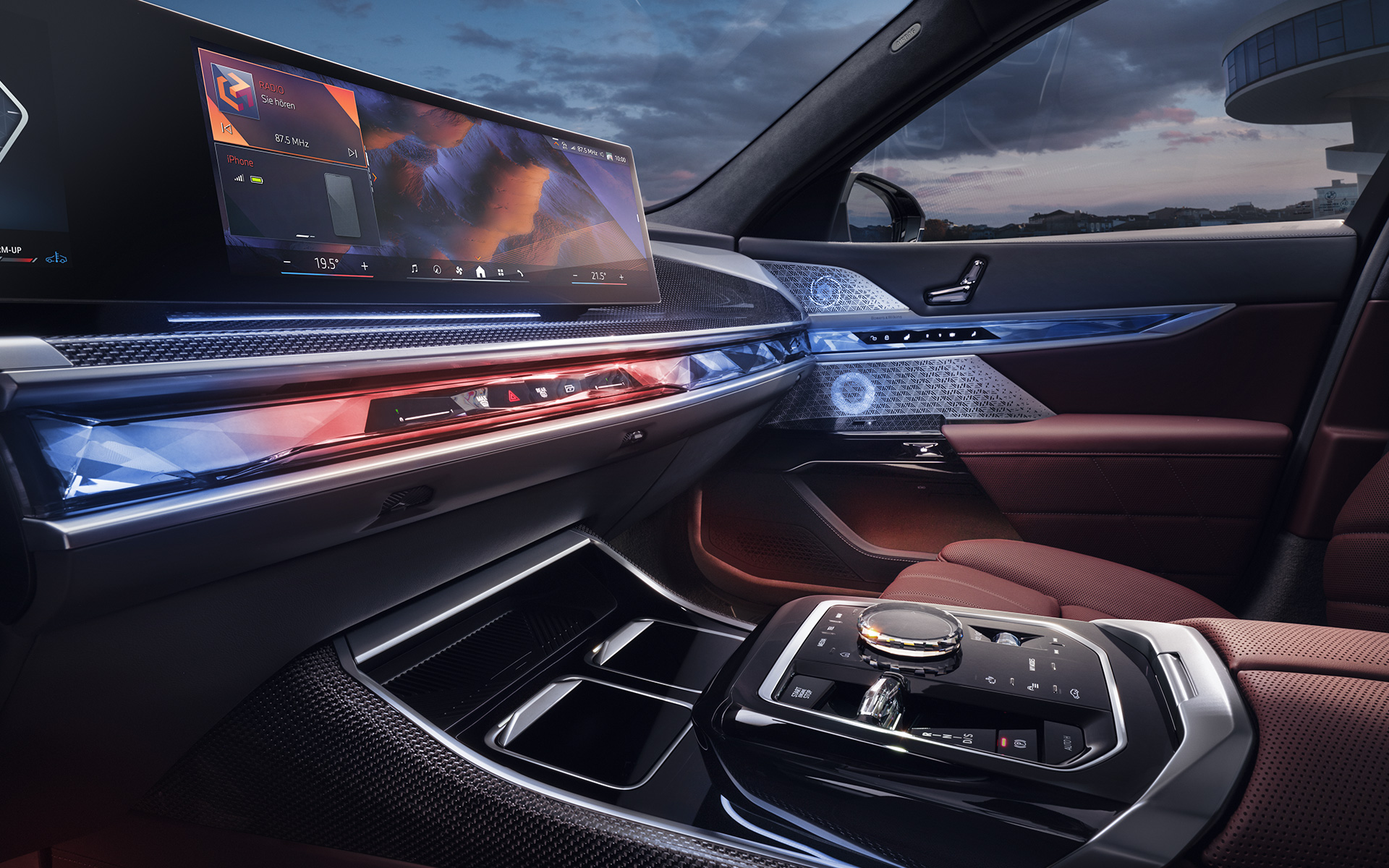 BMW Серия 7 G70 ICE 740i M спортен пакет изглед на интериора отпред кристални апликации CraftedClarity и Curved Display