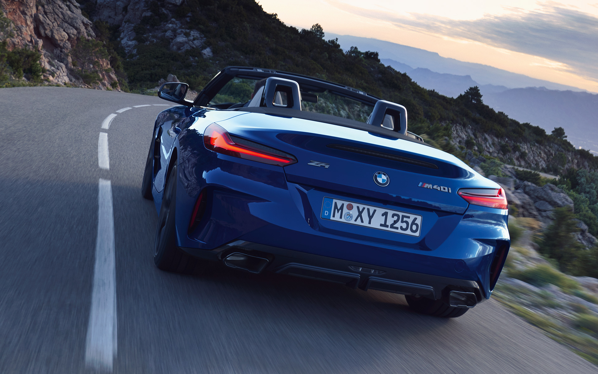 BMW Z4 M40i G29 2022 Portimao Blue спортен три четвърти изглед отпред