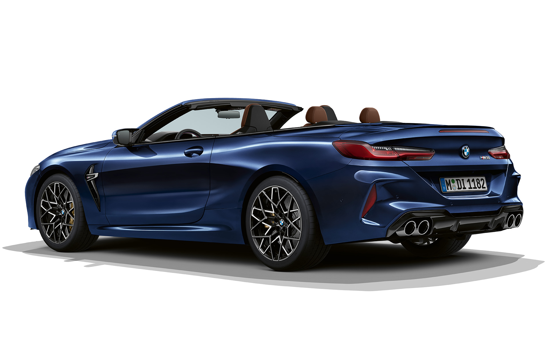 BMW M8 Кабриолет F91 LCI фейслифт 2022 BMW Individual Tanzanite Blue metallic три-четвърти изглед отзад