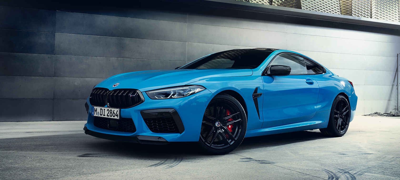 BMW M8 Competition КупеF92 LCI Facelift 2022 Daytona Beach Blue uni Dтри четвърти изглед отстрани пред стена