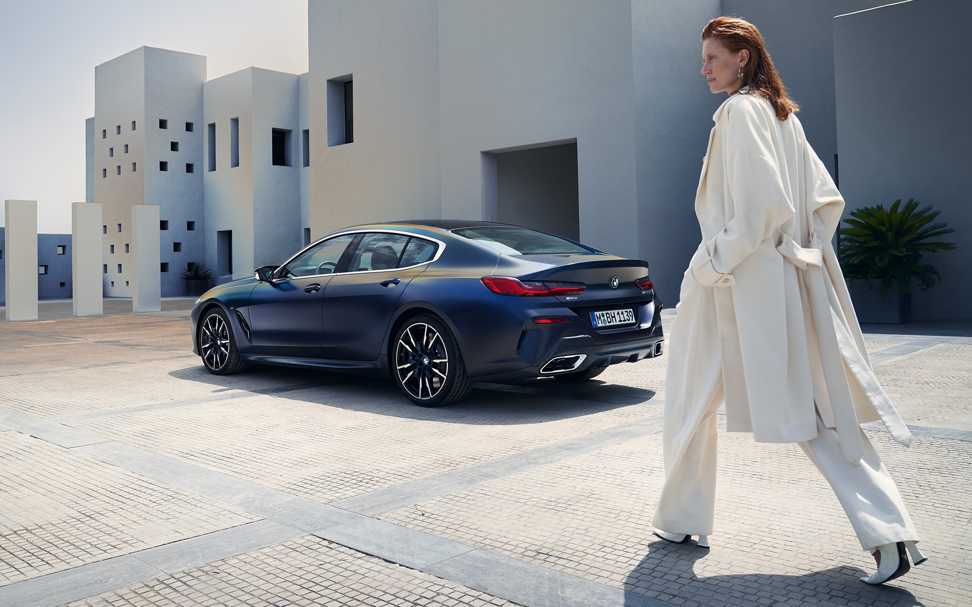 BMW M850i xDrive Гран Купе G16 LCI Facelift 2022 BMW Individual Frozen Tansanite Blue metallic три четвърти изглед отзад с модел